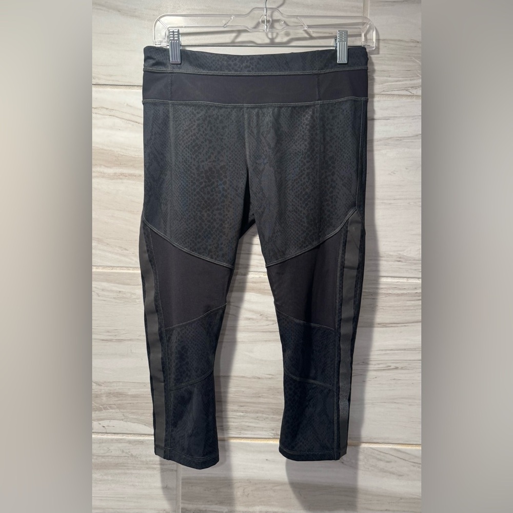 Women’s Lululemon Size 6 Cropped Leggings With Subtle Design